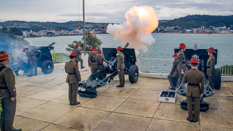 Il Royal New Zealand Artillery Regiment risponde, utilizzando quattro cannoni da 25 libbre, durante un saluto di 21 colpi a Point Girringham, per celebrare il 70° anniversario dell'incoronazione della regina Elisabetta II, a Wellington, in Nuova Zelanda Foto: AP