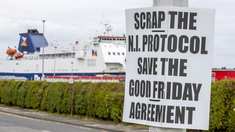 Un letrero contra el Protocolo de Irlanda del Norte cerca del puerto de Larne, ya que hoy se presenta en el Parlamento un proyecto de ley para enmendar unilateralmente el Protocolo de Irlanda del Norte, en medio de la controversia sobre si la legislación infringirá el derecho internacional.  Imagen fecha: lunes 13 de junio de 2022.