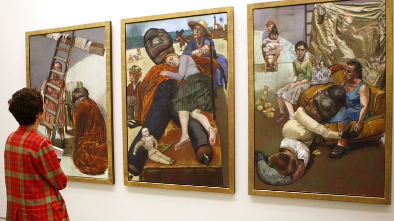 Bir Ziyaretçi, Madrid'deki Reina Sofia Sanat Müzesi'nde 200 Rego Eserinin Bulunduğu Serginin Açılışı Sırasında Portekizli Ressam Paula Rego'nun Bazı Tablolarına Baktı İspanya 