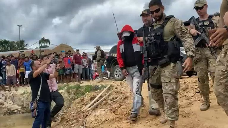 41 yaşındaki Pelado lakaplı Amarildo da Costa de Oliveira, polise Dom Phillips ve Bruno Pereira'nın gömüldüğü yeri gösterdi.  Resim: BAND TV
