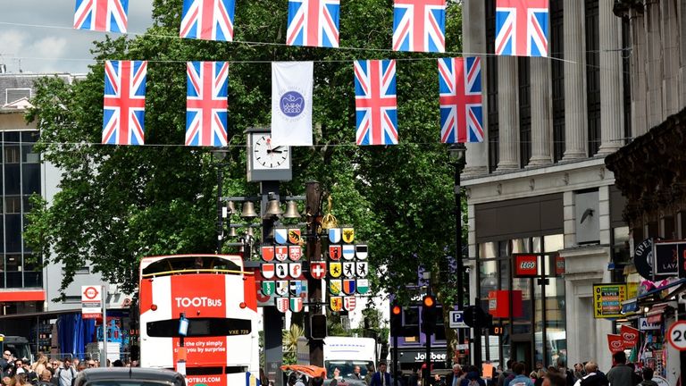 Preparations for the Jubilee weekend on London&#39;s Regent St. Pic: AP