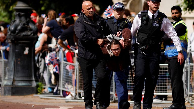 Police officers detain a protester who tried to disrupt the ceremony during the Queen&#39;s Platinum Jubilee celebrations on The Mall, in London, Britain June 2, 2022. REUTERS/John Sibley
