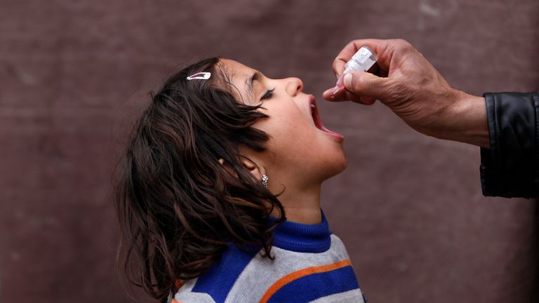 An Afghan child receives polio vaccination drops during an anti-polio campaign in Kabul March 24, 2014. REUTERS/Mohammad Ismail (AFGHANISTAN - Tags: HEALTH SOCIETY TPX IMAGES OF THE DAY)
