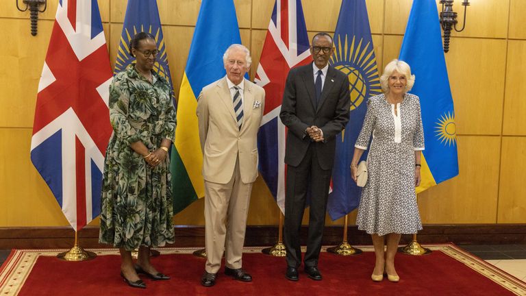 Galler Prensi ve Cornwall Düşesi, Ruanda ziyaretlerinin bir parçası olarak Ruanda Devlet Başkanı Paul Kagame (sağdan ikinci) ve eşi Jeannette Kagame (solda) ile Kigali'de buluşuyor.  Resim tarihi: 22 Haziran 2022 Çarşamba.