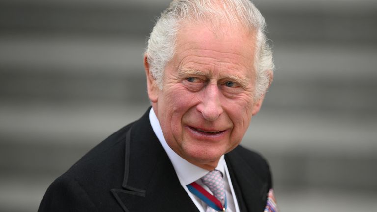 El príncipe Carlos de Gran Bretaña sonríe cuando llega al Servicio Nacional de Acción de Gracias celebrado en la Catedral de San Pablo durante las celebraciones del Jubileo de Platino de la Reina en Londres, Gran Bretaña, el 3 de junio de 2022 Daniel Leal/Pool vía Reuters