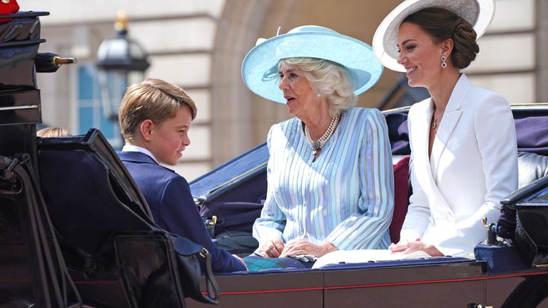 Il principe Giorgio, la duchessa di Cornovaglia e la duchessa di Cambridge (a destra) lasciano Buckingham Palace per Trooping the Colour all'Horse Guards Parade, nel centro di Londra, mentre la regina celebra il suo compleanno ufficiale, il primo giorno delle celebrazioni del Giubileo di platino.  Data foto: giovedì 2 giugno 2022.