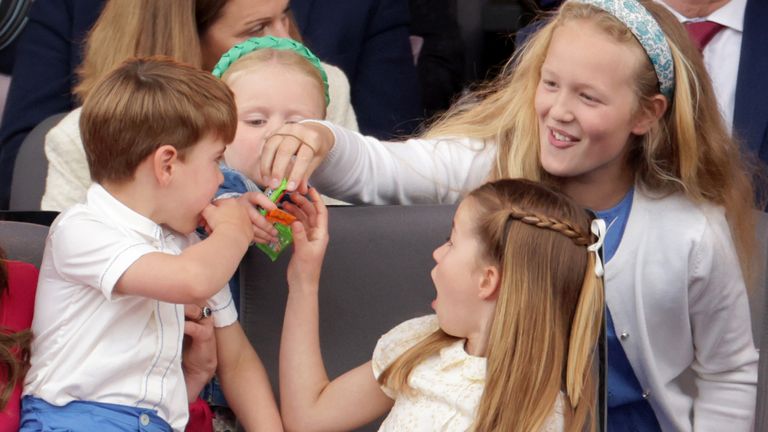Принц Луи, принцесса Шарлотта и Саванна Филлипс (справа) во время конкурса платинового юбилея перед Букингемским дворцом в Лондоне, на четвертый день празднования платинового юбилея королевы Елизаветы II.  Дата фото: воскресенье, 5 июня 2022 г.