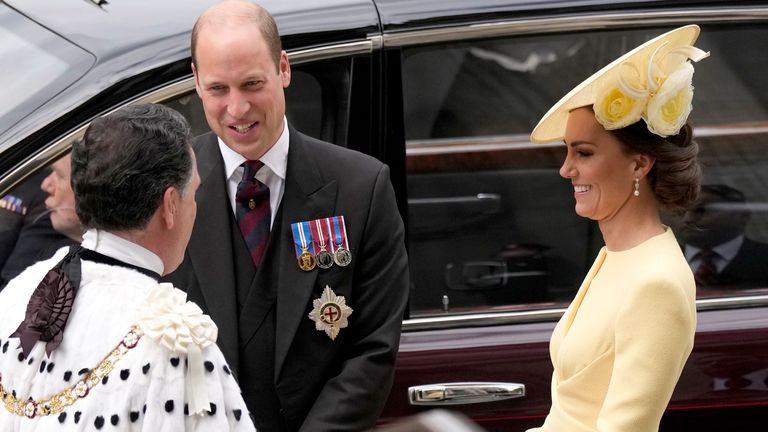 Le prince William de Grande-Bretagne et son épouse Kate la duchesse de Cambridge arrivent pour un service d'action de grâces pour le règne de la reine Elizabeth II à la cathédrale Saint-Paul de Londres, le vendredi 3 juin 2022, le deuxième des quatre jours de célébrations pour marquer le Jubilé de Platine.  Les événements d'un long week-end de vacances au Royaume-Uni sont destinés à célébrer les 70 ans de service du monarque.  (AP Photo/Matt Dunham, Piscine) PIC:AP