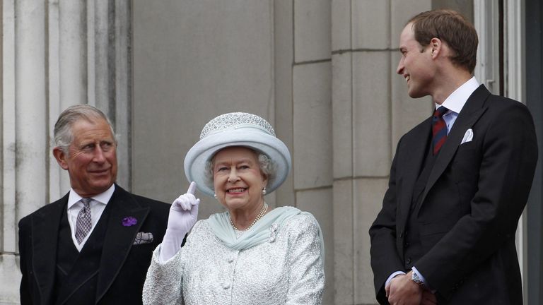 ile photo dated 5/6/2012 of Queen Elizabeth II gesturing on the balcony of Buckingham Palace as Prince Charles and Prince William look on during the Diamond Jubilee celebrations in central London. Issue date: Sunday January 30, 2022.