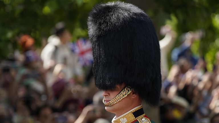 Il Duca di Cambridge prende parte a una processione reale che lascia Buckingham Palace per la celebrazione del Trooping the Colour alla Horse Guards Parade nel centro di Londra, mentre la Regina celebra il suo compleanno ufficiale, il primo giorno dei festeggiamenti del Giubileo di Platino.  Data foto: giovedì 2 giugno 2022.