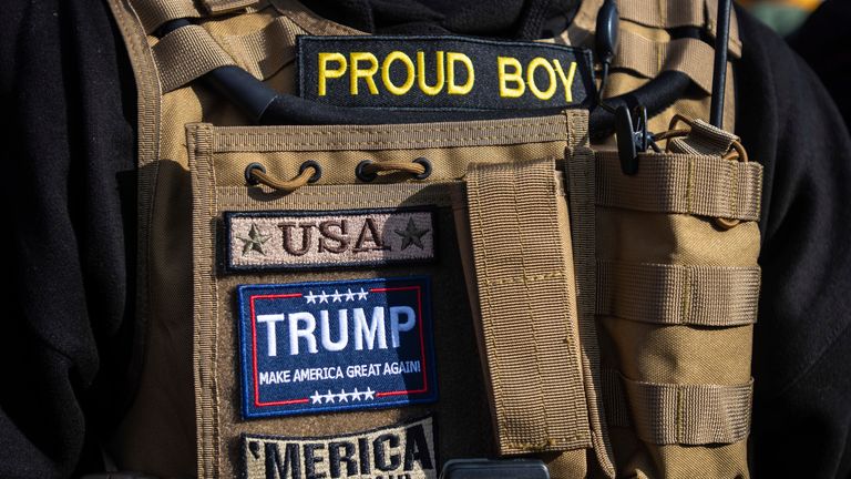 WASHINGTON, DC, 14 NOVEMBRE - Enrique Tario e i Proud Boys manifestano vicino a Freedom Square durante la protesta Million Maga a marzo sui risultati delle elezioni del 14 novembre 2020 a Washington, DC. Foto: Chris Tweet/imageSPACE/MediaPunch/IPX