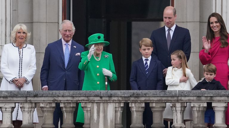 A duquesa da Cornualha, o príncipe de Gales, a rainha Elizabeth II, o príncipe George, o duque de Cambridge, a princesa Charlotte, o príncipe Louis e a duquesa de Cambridge aparecem na varanda do Palácio de Buckingham no final do Platinum Jubilee Pageant, em quarto dia das comemorações do Jubileu de Platina.  Data da foto: domingo, 5 de junho de 2022.
