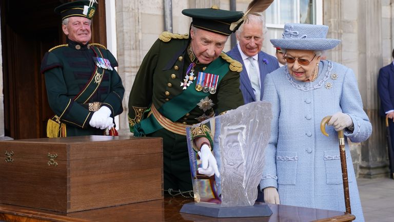 Le duc de Buccleuch présente un Redendo à la reine Elizabeth II alors qu'ils assistent à la parade Reddendo de la garde du corps de la reine pour l'Écosse (également connue sous le nom de Royal Company of Archers) dans les jardins du palais de Holyroodhouse, à Édimbourg.  Date de la photo : jeudi 30 juin 2022.