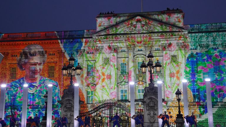 Un retrato de la reina Isabel II se exhibe en el Palacio de Buckingham durante una exhibición en la Fiesta de Platino del Palacio frente al Palacio de Buckingham, Londres, en el tercer día de las celebraciones del jubileo de platino de la Reina Isabel II.  Fecha de la foto: sábado 4 de junio de 2022.