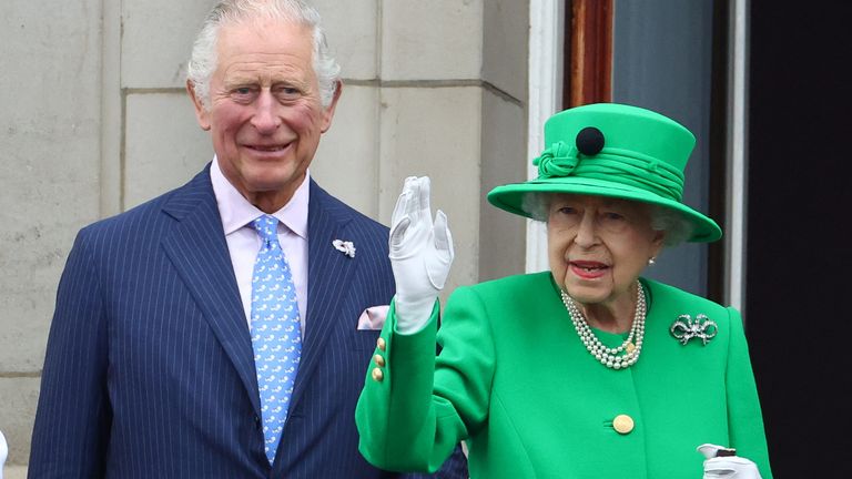  Queen Elizabeth and Prince Charles stand on a balcony during the Platinum Jubilee Pageant, marking the end of the celebrations for the Platinum Jubilee of Britain&#39;s Queen Elizabeth, in London, Britain, June 5, 2022. REUTERS/Hannah McKay/Pool
