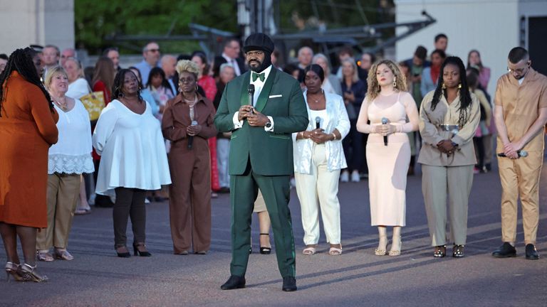 Singer Gregory Porter performs during the lighting of the principal beacon, as part of Britain&#39;s Queen Elizabeth&#39;s Platinum Jubilee celebrations, at Buckingham Palace, in London, Britain June 2, 2022. Chris Jackson/Pool via REUTERS
