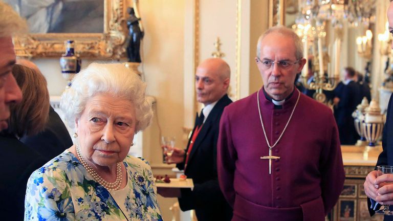 La reine avec l'archevêque de Cantorbéry au palais de Buckingham à l'occasion de son 90e anniversaire en 2016