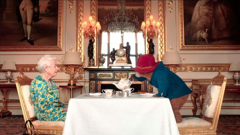 Queen drinks tea with Paddington Bear