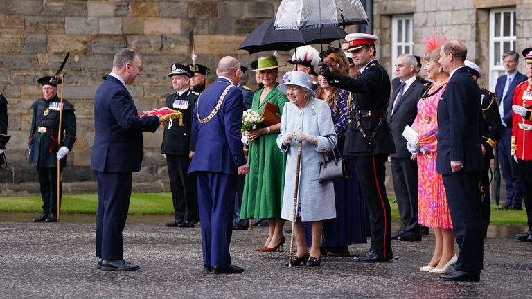 Drottning Elizabeth II välkomnas när hon deltar i nyckelceremonin på den främre innergården till Holyrood Palace i Edinburgh, tillsammans med greven och grevinnan av Wessex, som en del av hennes traditionella resa till Skottland för Holyrood Week.  Fotodatum: Måndagen den 27 juni 2022.