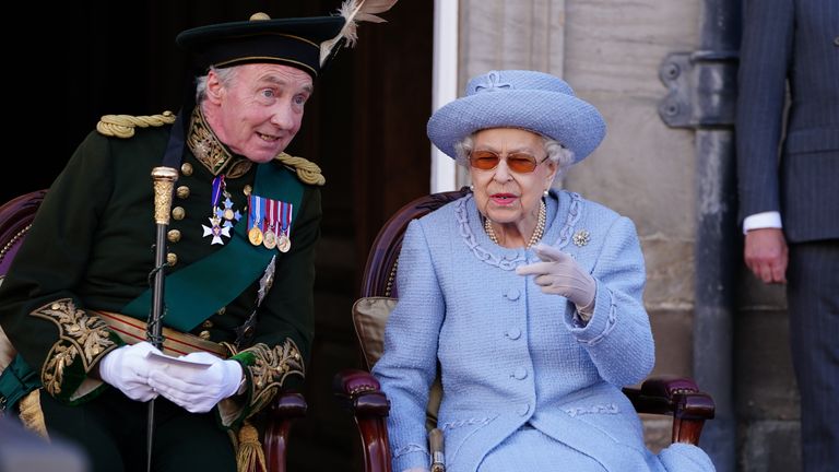 Le duc de Buccleuch et la reine Elizabeth II assistent à la garde du corps de la reine pour l'Écosse (également connue sous le nom de Royal Company of Archers) Reddendo Parade dans les jardins du palais de Holyroodhouse, à Édimbourg.  Date de la photo : jeudi 30 juin 2022.