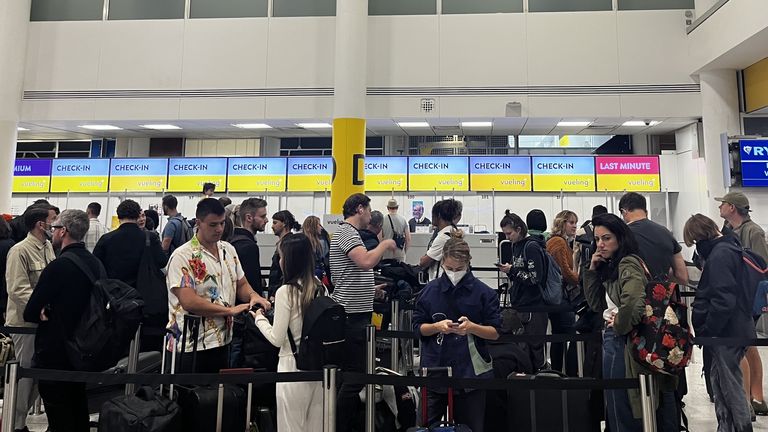 Queues at Gatwick&#39;s south terminal on 1 June