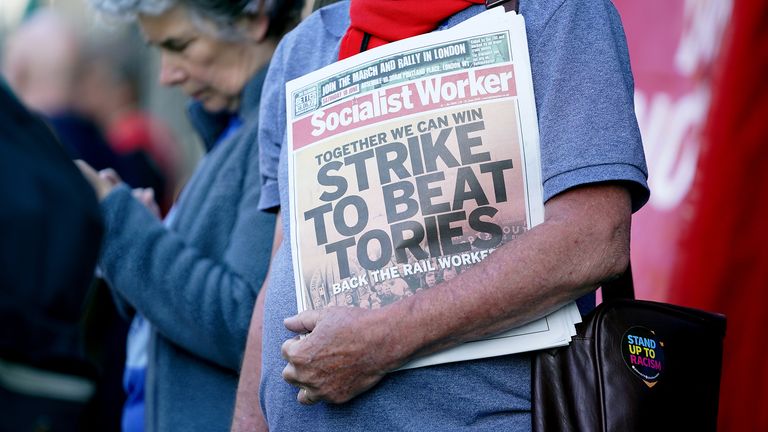Le personnel ferroviaire en grève forme un piquet à la gare de Nottingham, alors que les membres du syndicat ferroviaire, maritime et des transports entament leur grève nationale dans un conflit amer sur les salaires, les emplois et les conditions.  Date de la photo : mardi 21 juin 2022.