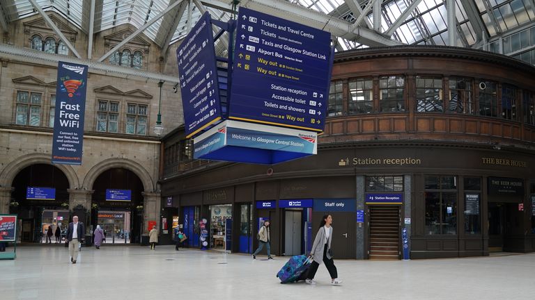Une gare centrale de Glasgow calme, alors que les membres du syndicat ferroviaire, maritime et des transports entament leur grève nationale dans un conflit amer sur les salaires, les emplois et les conditions.  Date de la photo : mardi 21 juin 2022.