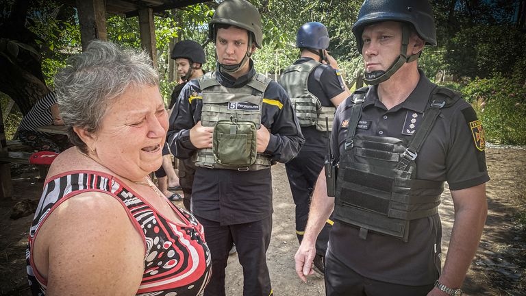 L'un des membres de l'équipe parle à une Nadezhda désemparée