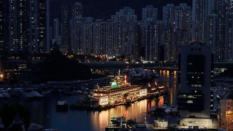 Una vista aérea de los restaurantes flotantes Jumbo en Hong Kong, el martes 3 de marzo de 2020. Los restaurantes flotantes Jumbo de Hong Kong están cerrados "hasta nuevo aviso" a medida que el brote de coronavirus COVID-19 continúa golpeando la industria de alimentos y bebidas de la ciudad.  (Foto AP/Kin Cheung)