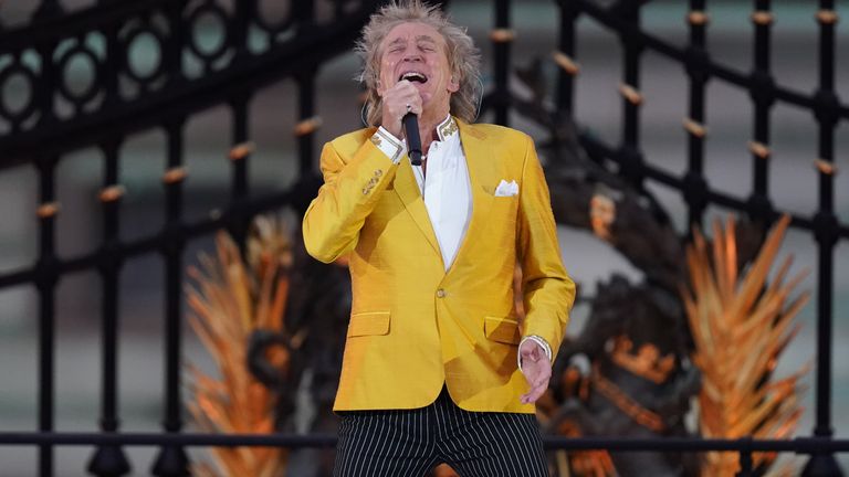 Rod Stewart actuó en la Fiesta de Platino de la Reina Isabel II en el Palacio frente al Palacio de Buckingham en Londres el tercer día de las celebraciones del Jubileo de Platino.  Imagen Fecha: sábado 4 de junio de 2022.