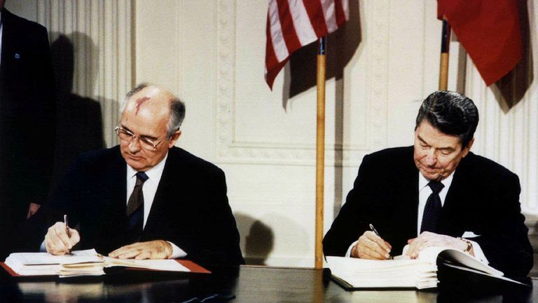 Le défunt président américain Ronald Reagan (à droite) et l'ancien dirigeant soviétique Mikhaïl Gorbatchev signent le traité sur les forces nucléaires à portée intermédiaire (INF) à la Maison Blanche, le 8 décembre 1987.