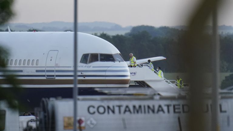 Un Boeing 767 al Ministero della Difesa Boscombe Down, vicino a Salisbury, che si ritiene sia l'aereo che porterà i richiedenti asilo dal Regno Unito al Rwanda.  Data foto: martedì 14 giugno 2022.