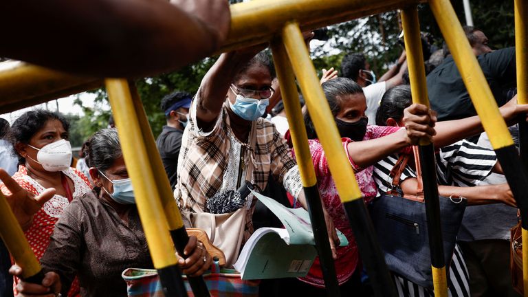 Members of Samagi Vanitha Balawegaya, a part of the main opposition party Samagi Jana Balawegaya, try to move a barrier during a protest near Sri Lanka&#39;s Prime Minister Ranil Wickremesinghe&#39;s private residence, amid the country&#39;s economic crisis, in Colombo, Sri Lanka, June 22, 2022. REUTERS/Dinuka Liyanawatte