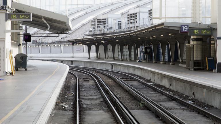 An empty platform is seen during rush hour at London&#39;s Waterloo station August 29, 2006