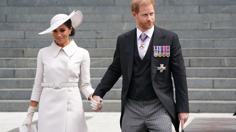 Le duc et la duchesse de Sussex quittent le service national d'action de grâce à la cathédrale Saint-Paul de Londres, le deuxième jour des célébrations du jubilé de platine de la reine Elizabeth II.  Date de la photo : vendredi 3 juin 2022.