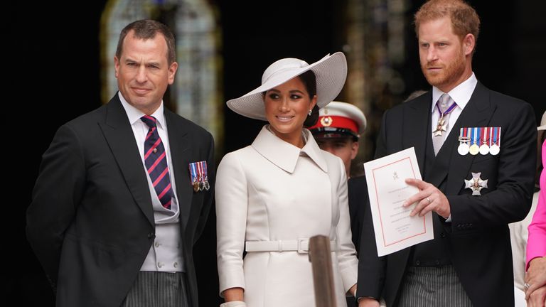 Peter Phillips (izquierda), duquesa de Sussex y duque de Sussex, salió de la Catedral de St. Paul en Londres en el segundo día de las celebraciones del jubileo de platino de la reina Isabel II.  Fecha de la imagen: viernes, 3 de junio de 2022.
