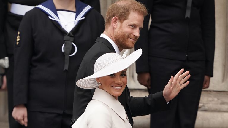 Le duc et la duchesse de Sussex arrivent pour le service national d'action de grâce à la cathédrale Saint-Paul de Londres, le deuxième jour des célébrations du jubilé de platine de la reine Elizabeth II.  Date de la photo : vendredi 3 juin 2022.