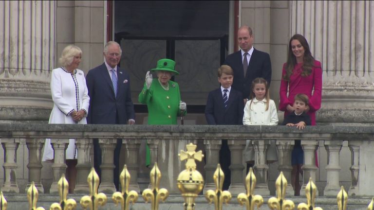 The Royal family on balcony 