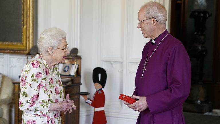 Ratu Elizabeth II menerima Uskup Agung Canterbury, Justin Welby, di Kastil Windsor, di mana ia menghadiahkannya sebuah 