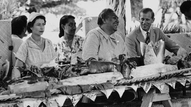 Tonga Kraliçesi Salote, Kraliçe II. Elizabeth'in yanında otururken Prens Philip ile gülüyor.  Resim: AP