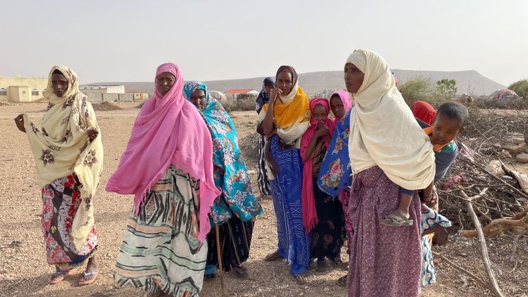 Les femmes du village de Gideis se rassemblent devant la hutte d'un bébé et d'une mère gravement malades 