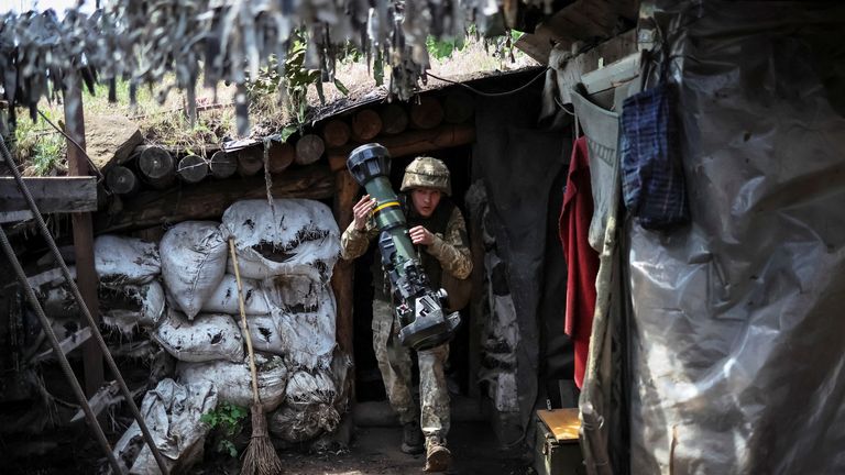 Un soldat ukrainien avec une arme antichar NLAW près de Bakhmut dans le Donbass