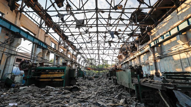 Un bâtiment endommagé dans une usine de réparation ferroviaire à Kyiv. Photo : Daniel Ceng Shou-Yi/ZUMA Press Wire/Shutterstock