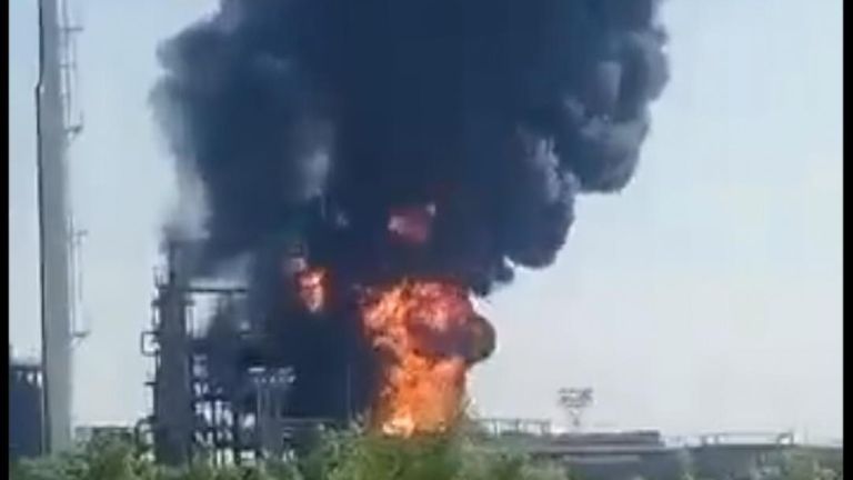 Das Filmmaterial zeigt eine Drohne, die eine russische Ölraffinerie außerhalb der Stadt Nowoschachtinsk in der Region Rostow nahe der ukrainischen Grenze trifft. 