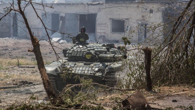 Un tanc ucrainean se află pe poziție în timpul luptei grele pe prima linie de la Severodonețk, regiunea Lugansk, Ucraina, miercuri, 8 iunie 2022. (AP Photo/Oleksandr Ratushniak)