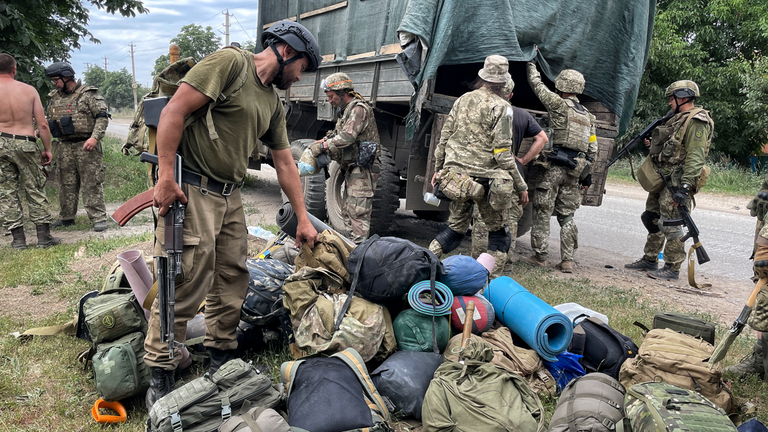 Ukrainian soldiers reposition