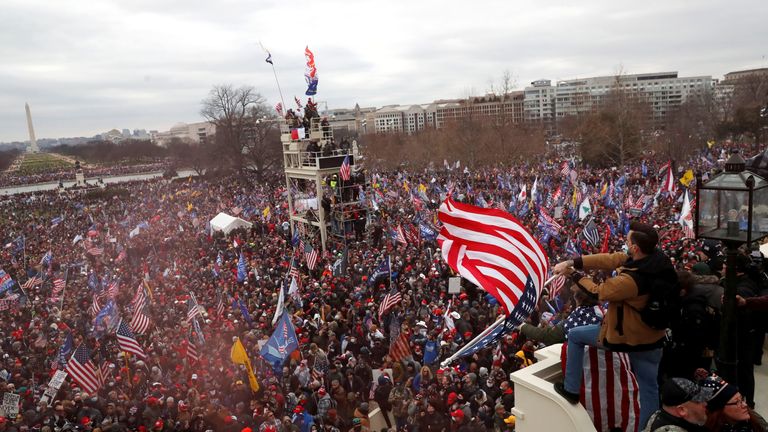 2021 年 1 月 6 日、米国ワシントン州議会議事堂で、2020 年米国大統領選挙の結果に対する米国議会の認定に異議を唱える集会で、トランプ支持派の抗議者が議事堂警察と衝突する。REUTERS/Shannon Stapleton TPX IMAGES当時の