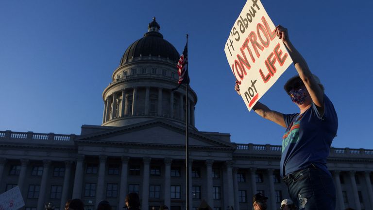 ABD Yüksek Mahkemesi'nin 24 Haziran 2022'de Salt Lake City, Utah'ta Dobbs v Kadın Sağlığı Örgütü kürtaj davasında dönüm noktası niteliğindeki Roe v Wade kürtaj kararını bozan kararının ardından kürtaj hakları protestocuları Utah Eyaleti Meclis Binası'nda toplandı. REUTERS/ Jim Urquhart