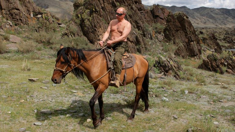 弗拉基米尔·普京（Vladimir Putin）在2009年拍摄了裸露胸部并骑马的照片。图片来源：美联社