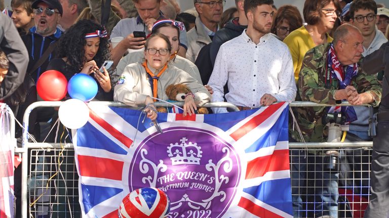 Na druhý deň osláv platinového jubilea kráľovnej Alžbety II., priaznivci čakajú na príchod kráľovskej rodiny pred národnou bohoslužbou vďakyvzdania v Katedrále svätého Pavla v Londýne.  Dátum obrázka: piatok 3. júna 2022.